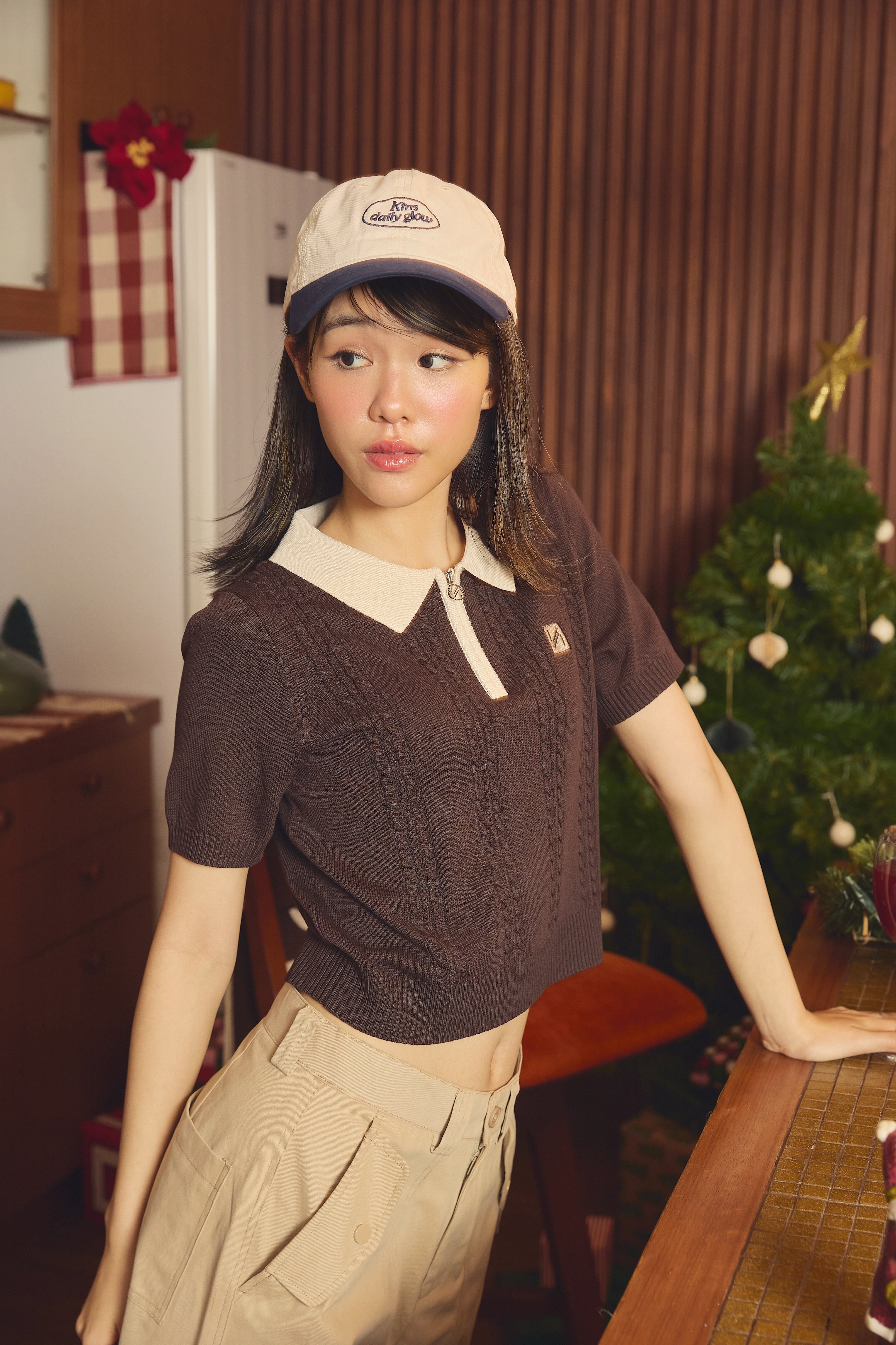 เสื้อโปโลไหมพรมซิป KINS - Festive Glow Edition [KN142]